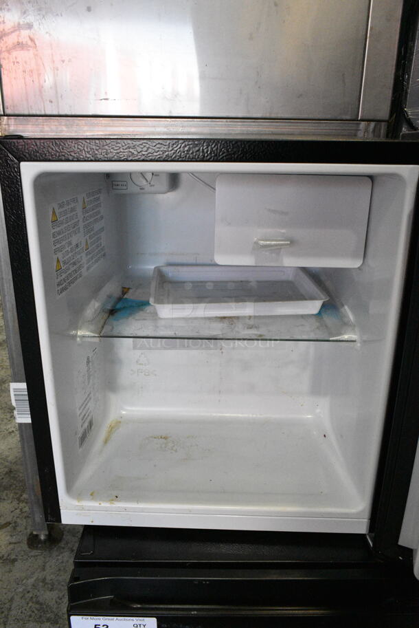 Hisense WMS017M6XBE Mini Cooler. 115 Volts, 1 Phase. Tested and Powers On But Does Not Get Cold - Image 3 of 5