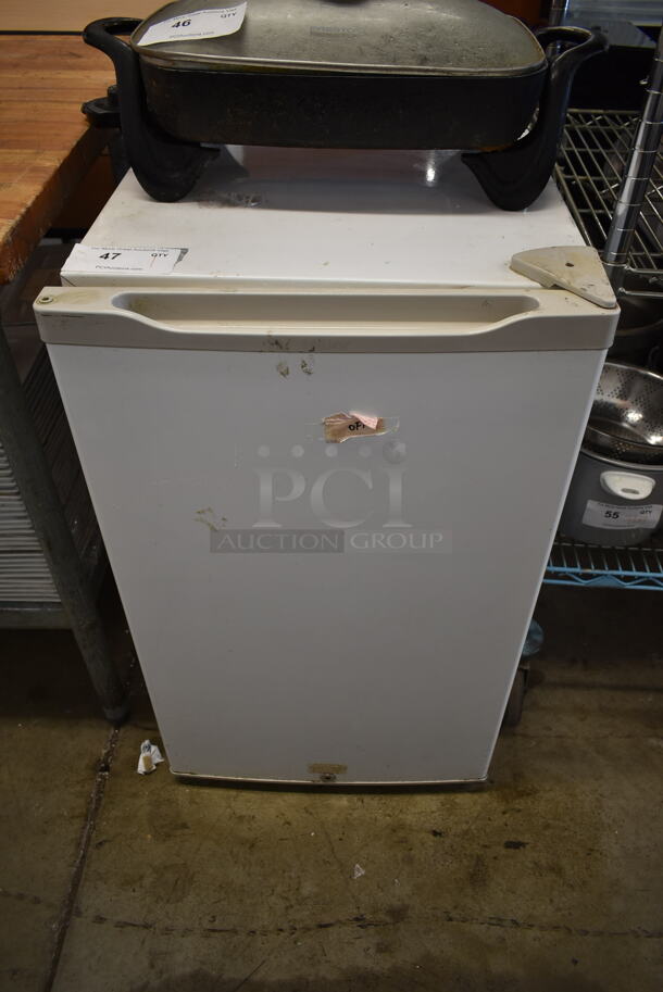 Haier HRQ04WNAWW Metal Mini Cooler. 115 Volts, 1 Phase. Tested and Powers On But Does Not Get Cold - Image 1 of 5