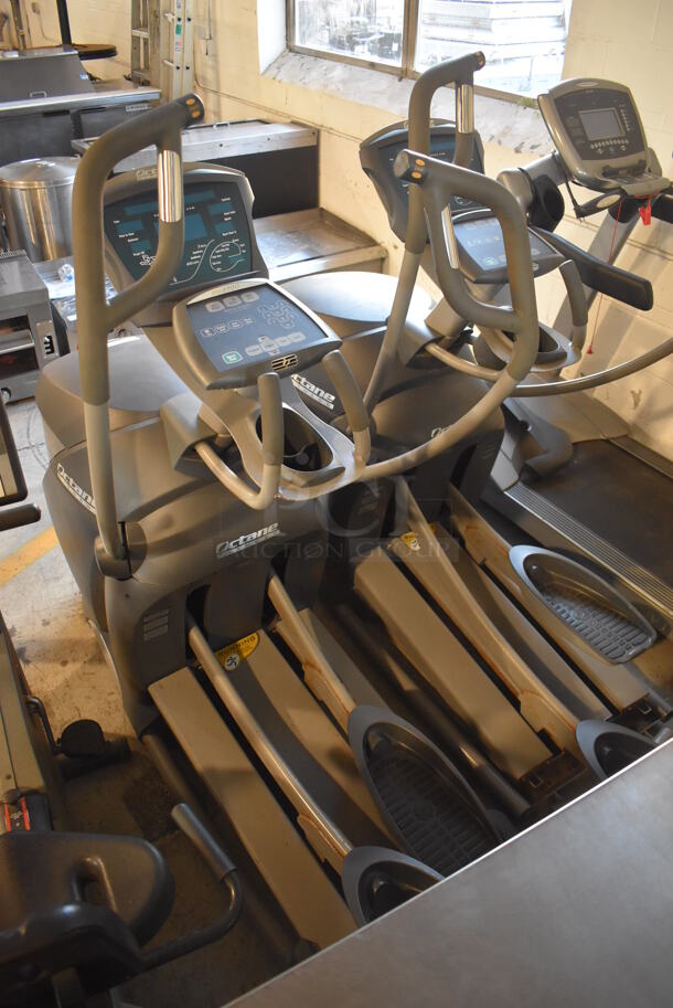 Octane Fitness Pro 3700 Metal Commercial Elliptical Machine. 30x77x64. Tested and Working! - Image 4 of 6