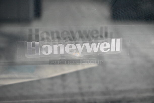 Honeywell H115BCS Metal Mini Cooler Merchandiser. 115 Volts, 1 Phase. Tested and Powers On But Does Not Get Cold
 - Image 3 of 4