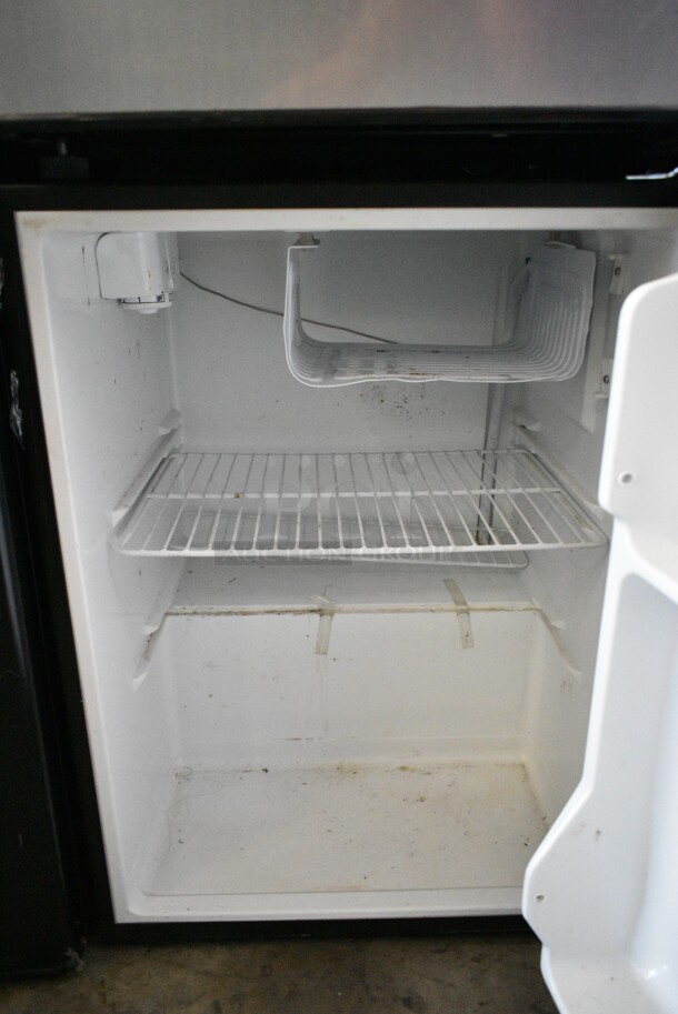 Black & Decker BCFA27B Metal Mini Cooler. 115 Volts, 1 Phase. Tested and Powers On But Does Not Get Cold - Image 2 of 5