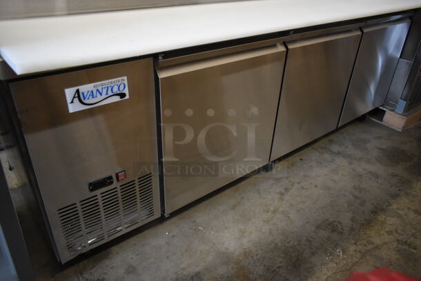 BRAND NEW SCRATCH AND DENT! 2023 Avantco 178SSPPT3 Stainless Steel Commercial Refrigerated Pizza Prep Table on Commercial Casters. 115 Volts, 1 Phase. Tested and Working! - Image 4 of 12