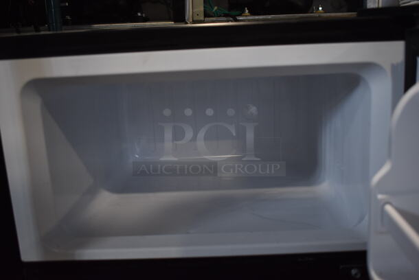 Igloo FR834IB Metal Mini Cooler Freezer Combo Unit. 115 Volts, 1 Phase. 19x20x33. Tested and Working! - Image 4 of 7