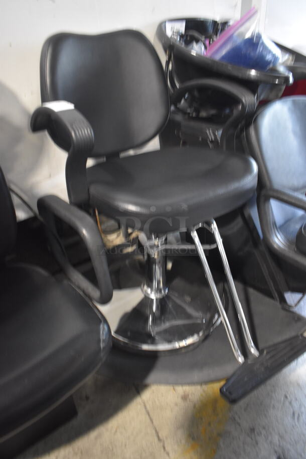 Professional Salon Styling Chair With Foot Rest.  - Image 2 of 4