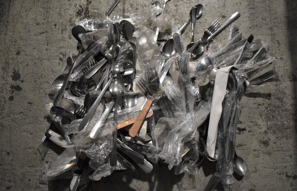 ALL ONE MONEY! Crate of Various BRAND NEW Items Including Spoons and Forks - Image 1 of 5