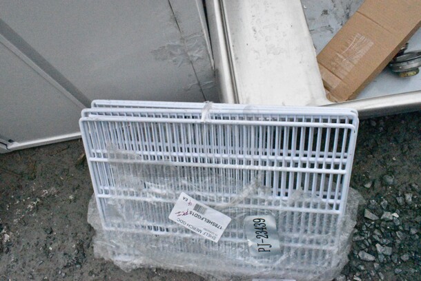 BRAND NEW SCRATCH AND DENT! Avantco 178SHELFGD15 Coated Wire Shelf - 22 1/4" x 16" - Image 2 of 6