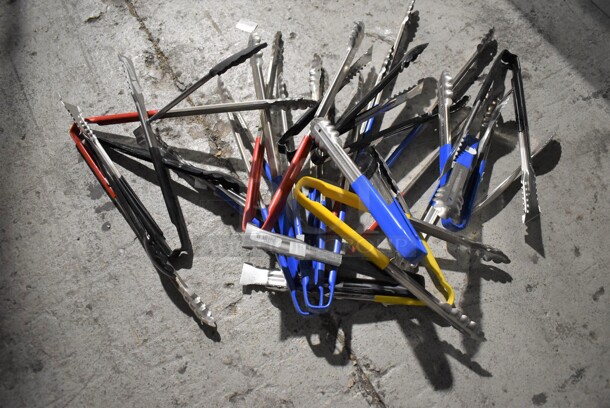 ALL ONE MONEY! Crate of Various BRAND NEW Items Including Tongs - Image 1 of 6
