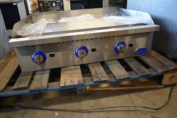 BRAND NEW SCRATCH AND DENT! 2022 Globe GG36G Stainless Steel Commercial Countertop Gas Powered Flat Top Griddle. 90,000 BTU. Stock Picture Used as Gallery. - Image 3 of 5