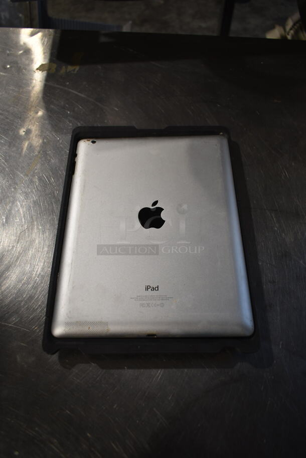 Apple A1458 iPad. See Pictures for Damage To Screen. - Image 3 of 4