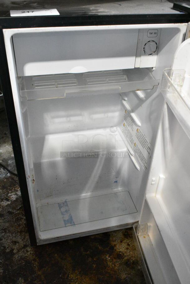 Hisense RR33D6ABE Metal Mini Cooler. 115 Volts, 1 Phase. Tested and Does Not Power On - Image 4 of 5