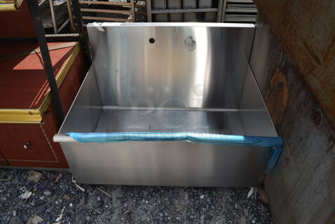 BRAND NEW SCRATCH AND DENT! Stainless Steel Commercial Single Bay Sink. No Legs. 