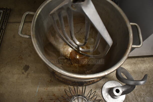 Hobart S-301 Metal Commercial 30 Quart Planetary Dough Mixer w/ Metal Mixing Bowl, Dough Hook, Paddle and Whisk Attachments. 115 Volts, 1 Phase. Tested and Working! - Image 4 of 9