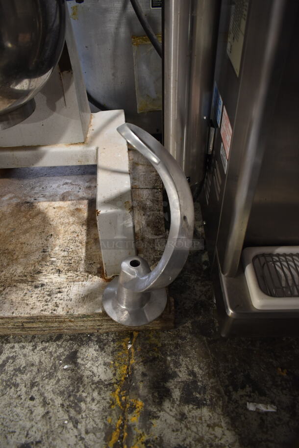 Omcan SP300A Metal Commercial Floor Style 30 Quart Planetary Dough Mixer w/ Stainless Steel Mixing Bowl, Bowl Guard, Whisk and Dough Hook Attachments. 110 Volts, 1 Phase. Tested and Working! - Image 3 of 8