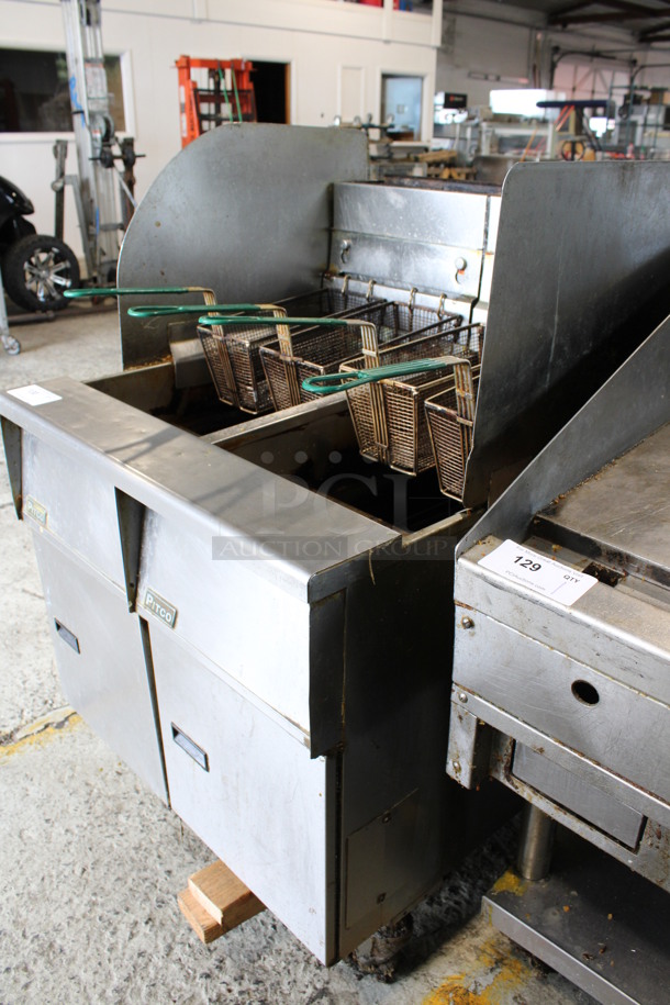 Pitco Frialator Stainless Steel Commercial Natural Gas Powered 2 Bay Fryer w/ 4 Fry Baskets and 2 Side Splash Guards on Commercial Casters. 31.5x35x50 - Image 4 of 10