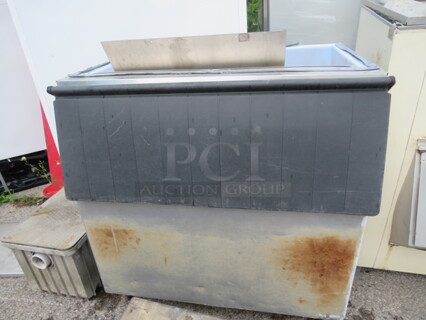 One Ice Bin. 44X33X46