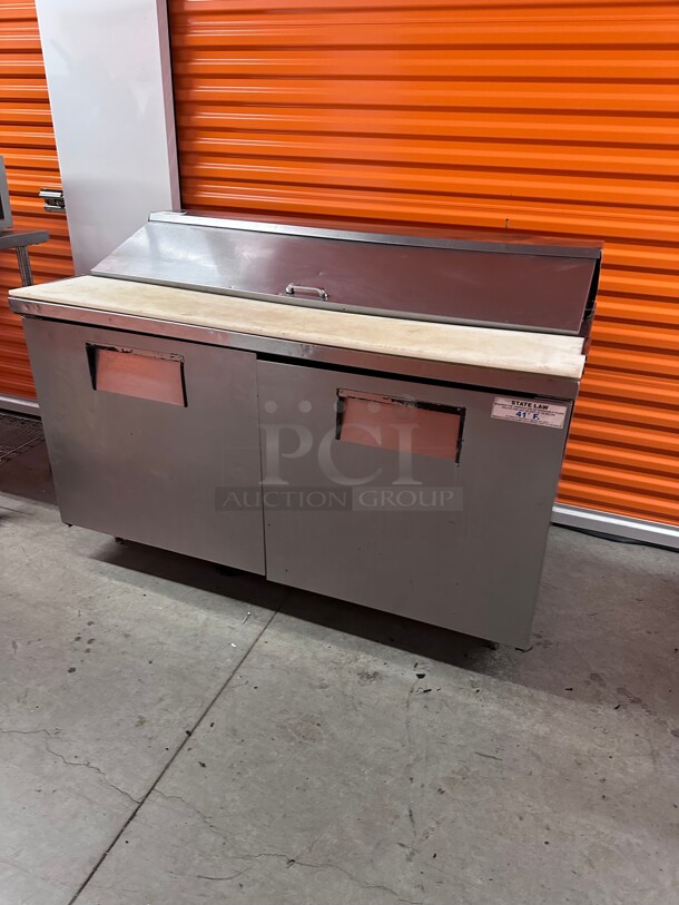 Working! True TSSU-60-16 - Sandwich/Salad Prep Table, (16) pans, (2) full doors, stainless steel front 115 Volt NSF Tested and Working! - Image 5 of 9