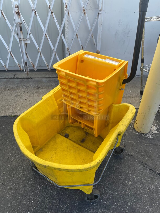 Global Industrial Mop Bucket And Wringer Combo 38 Qt., Down Press, Yellow