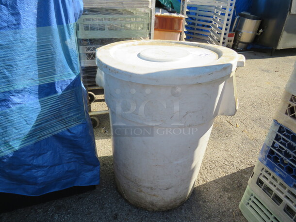 One Brute 44 Gallon Ingredient/Trash Can With Lid.