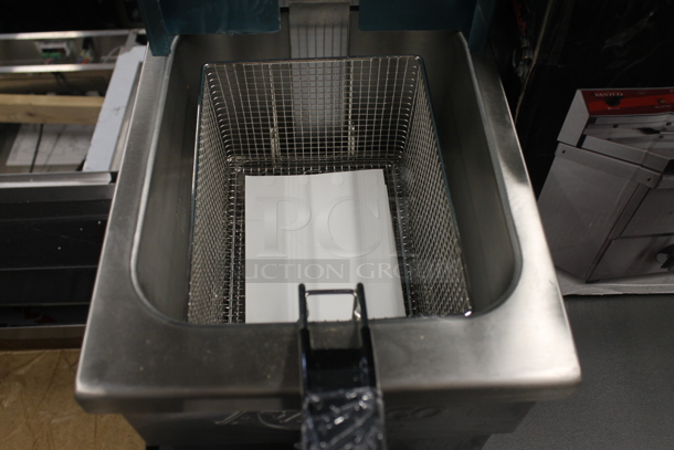 BRAND NEW SCRATCH AND DENT! Avantco 1771F200 Commercial Stainless Steel Electric Single Countertop Fryer With Night Cover and Fry Baskets. 208-240V. Tested And Working!  - Image 7 of 10