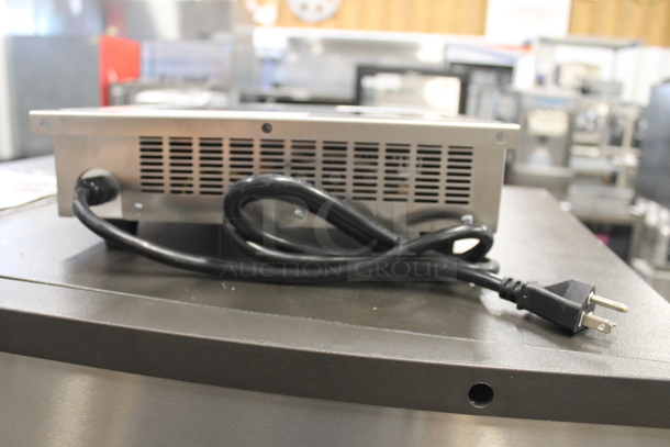 BRAND NEW SCRATCH AND DENT! Avantco 1771C3500 Commercial Stainless Steel Electric Countertop Single Induction Range. 208-240V. Tested And Working!  - Image 7 of 7