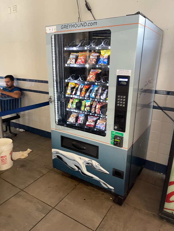 Working! Seaga Infinity INF5S Commercial Snack Vending Machine Made In The USA  Cash Or CC NSF 115 Volt Tested and Working! Currently In Use!  - Image 2 of 7