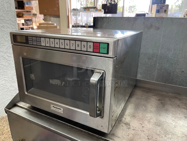 Working! Panasonic NE-21523 2100w Commercial Microwave with Touch Pad, 208v/1ph NSF Tested and Working! - Image 2 of 6
