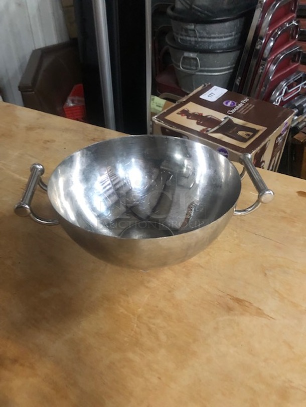 One Vollrath 3.5 Quart Stainless Steel Handle Bowl. #46627