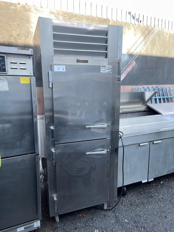 Clean! Traulsen G14310 Solid Door 1 Section Hot Food Holding Cabinet with Right Hinged Door NSF 1120/220 Volt 1 Phase Tested and Working!