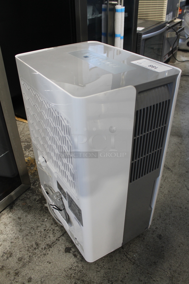 BRAND NEW SCRATCH AND DENT! Black & Decker BD50PMWSA Metal Portable 50 Pint Dehumidifier. 115 Volts, 1 Phase. Tested and Working! - Image 5 of 10