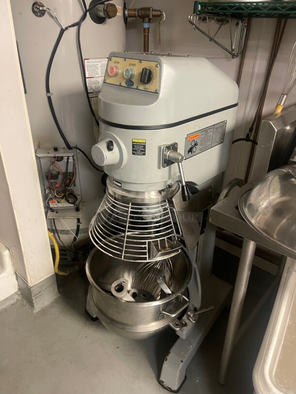 WOW! Globe SP40 40 qt. 3 Speed Floor Mixer w/Bowl Guard | 2 HP - Image 7 of 10