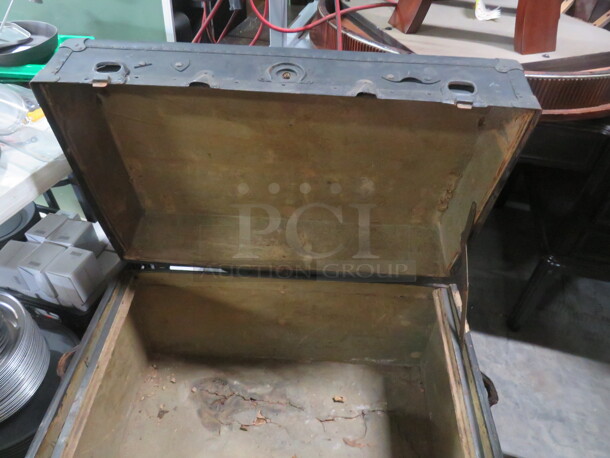 One VINTAGE Steamer Trunk. 34X20.5X23 - Image 3 of 3