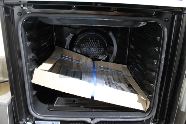 BRAND NEW SCRATCH AND DENT! Frigidaire GCWG2438AF Stainless Steel Commercial 24" Single Gas Wall Convection Oven with Air Fry. 115 Volts, 1 Phase. - Image 4 of 6