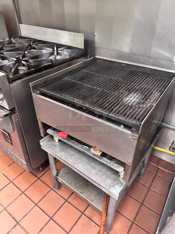 Working! Wolf Natural Gas Low Profile 22 inch Heavy Duty Radiant Gas Countertop Commercial Charbroiler - 68,000 BTU NSF Tested and Working! - Image 6 of 8