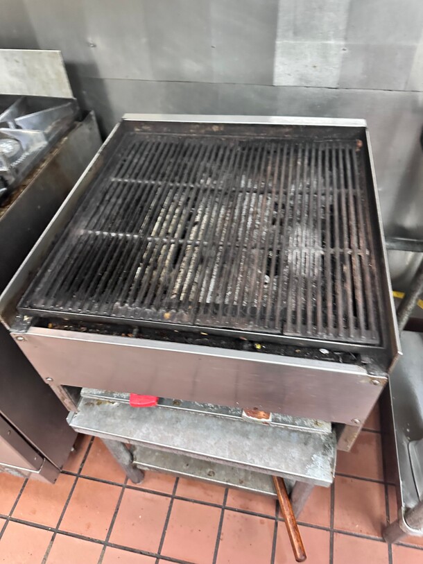 Working! Wolf Natural Gas Low Profile 22 inch Heavy Duty Radiant Gas Countertop Commercial Charbroiler - 68,000 BTU NSF Tested and Working! - Image 7 of 8