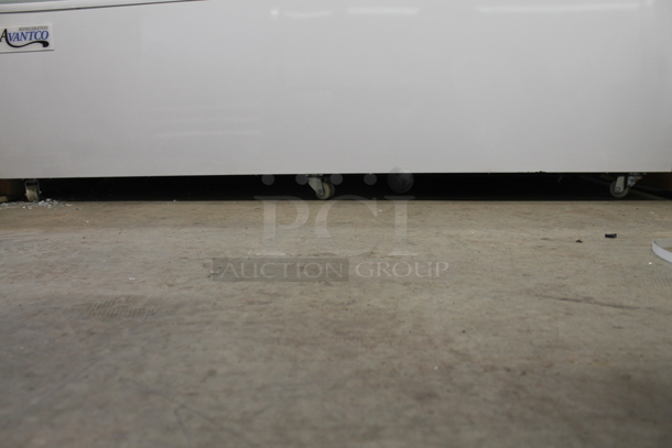 BRAND NEW SCRATCH AND DENT! Avantco 193BC72HCW Curved Glass White Refrigerated Bakery Display Case. See Pictures for Left Side Glass Pane Damage. 110-120 Volts, 1 Phase. Tested and Working! - Image 5 of 6