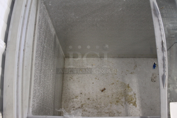 Avantco 360ICFC12 Metal Commercial Chest Freezer Merchandiser on Commercial Casters. 115 Volts, 1 Phase. Tested and Powers On But Does Not Get Cold - Image 4 of 6