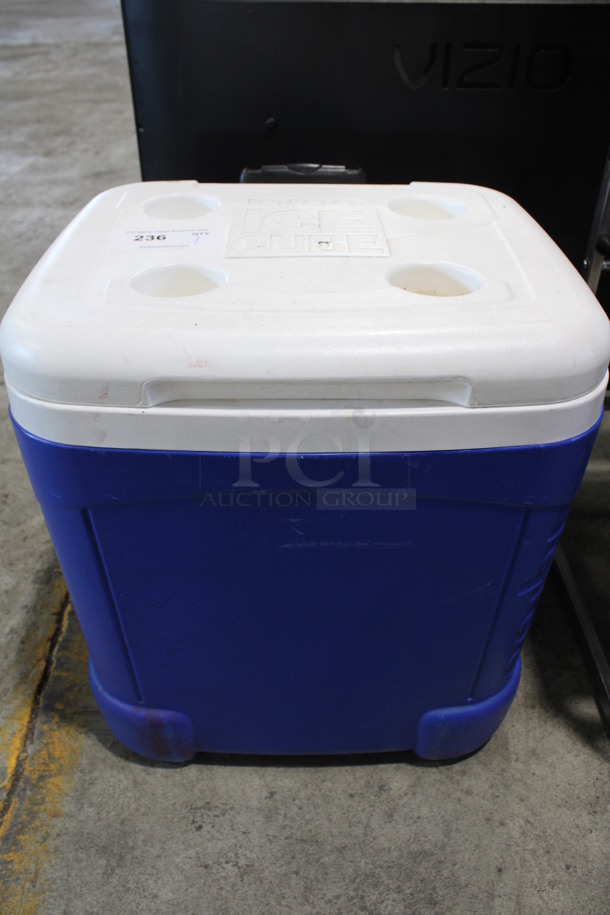 Igloo Blue and White Poly Portable Cooler w/ Handle. 19x19x20