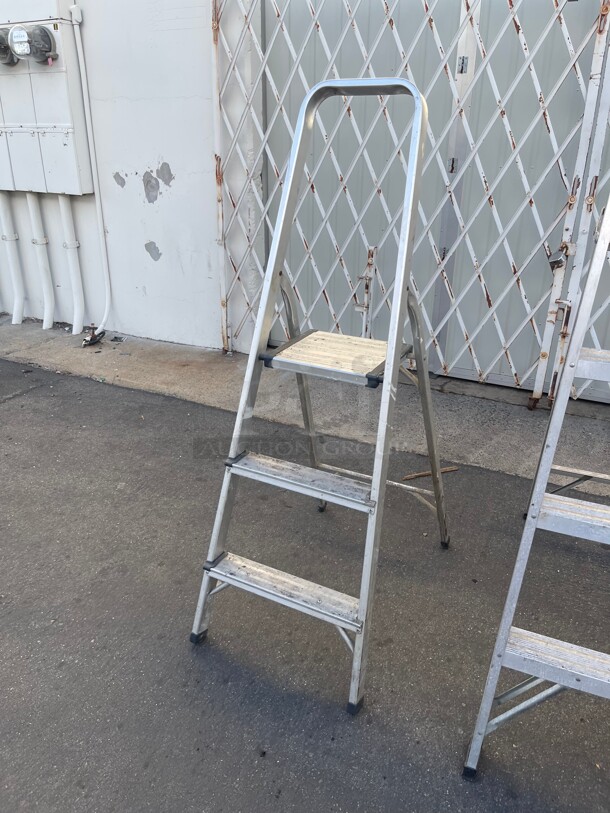 Clean! Commercial Ladder 3 steps  - Image 2 of 6