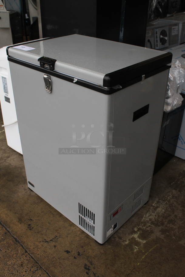 BRAND NEW SCRATCH AND DENT! Whynter FM-951GW 95 Quart Portable Wheeled Refrigerator/Freezer with Door Alert and 12v Option. 115 Volts, 1 Phase. Tested and Working! - Image 2 of 7