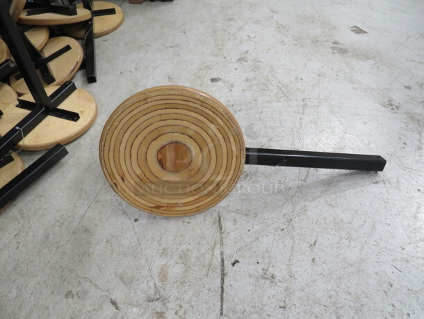Wooden Seat On A Black Metal Holder. 2XBID - Image 1 of 3