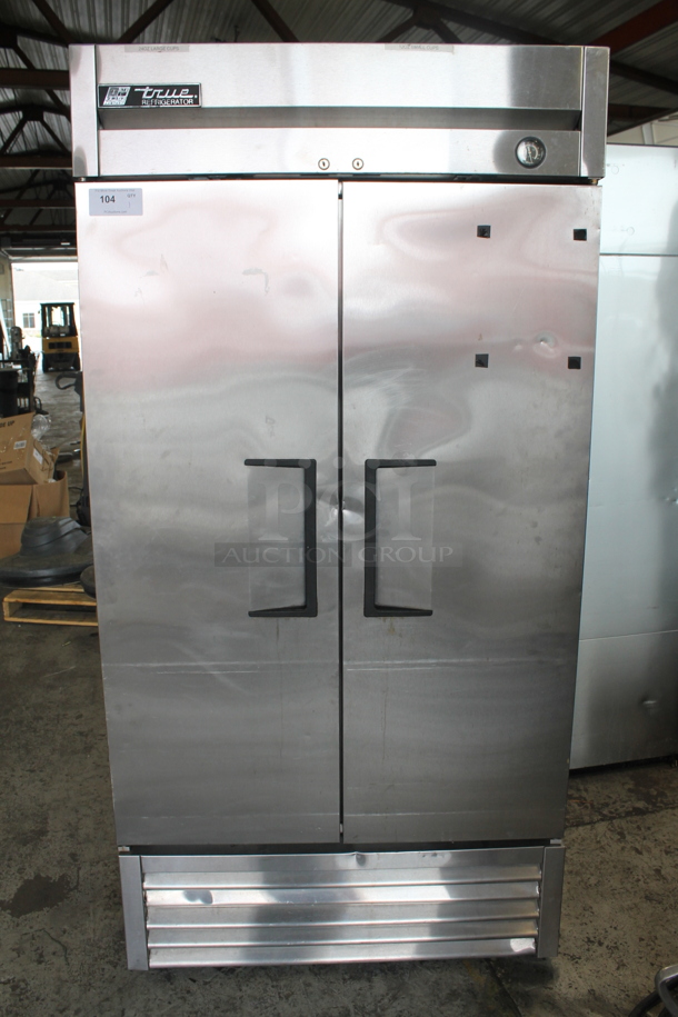 2015 True T-35 Stainless Steel Commercial 2 Door Reach In Cooler w/ Poly Coated Racks on Commercial Casters. Tested and Powers On But Does Not Get Cold
