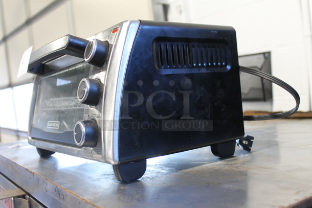 Black & Decker TO1303SB Metal Countertop Toaster Oven. 120 Volts, 1 Phase. - Image 2 of 5