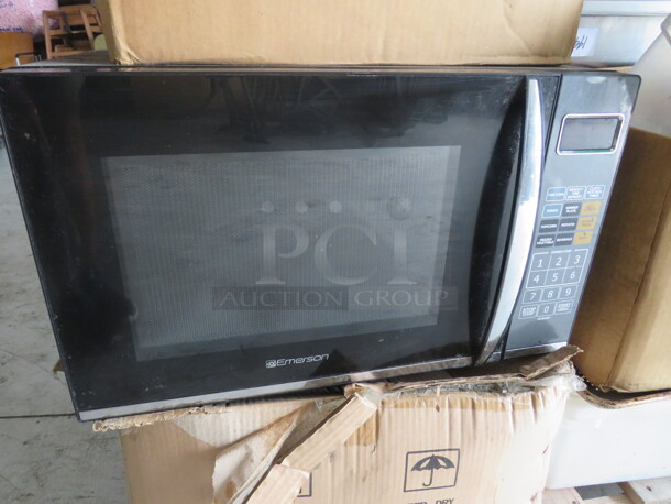 One Emerson Microwave. Model# MWG91155B. 20X16X12 - Image 1 of 1
