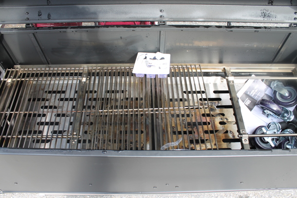 BRAND NEW SCRATCH AND DENT! Backyard Pro Metal Commercial Outdoor Propane Gas Powered Grill. - Image 2 of 4