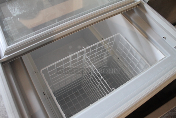 Electrolux ST05G0 Metal Commercial Chest Freezer Merchandiser. 115 Volts, 1 Phase. Tested and Working! - Image 4 of 5