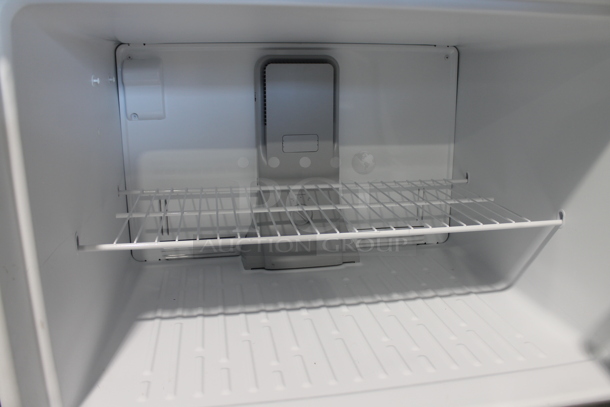 Whirlpool 21MSTFATR6 Metal Cooler Freezer Combo. 115 Volts, 1 Phase. Tested and Does Not Get Cold - Image 4 of 6