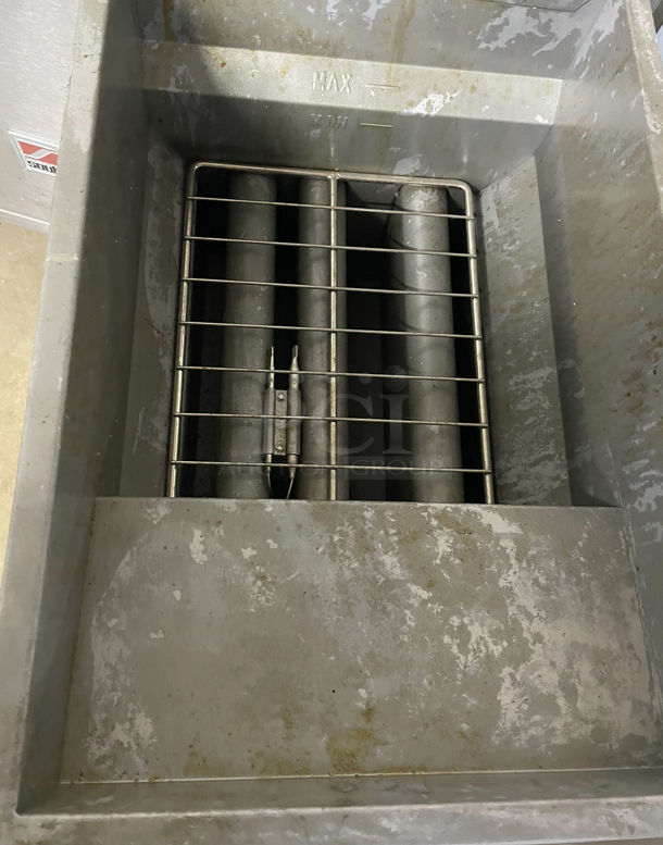 Natural Gas Deep Fryer 40lbs
used in the test Kitchen/ like new  - Image 3 of 5