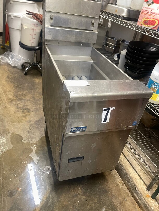 Pitco SG14-S Natural Gas 40-50 lb. Stainless Steel Commercial Floor Fryer - 110,000 BTU NSF - Image 2 of 5