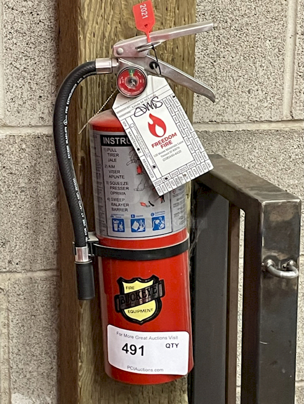 NICE! Buckeye 5HI SA-40 ABC Dry Chemical 5Lb Fire Extinguisher and Wall Bracket - Image 1 of 2