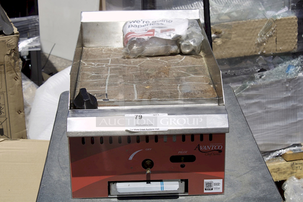 BRAND NEW SCRATCH & DENT! Avantco Chef Series CAG-15-MG 15" Countertop Gas Griddle with Manual Controls - 30,000 BTU - Image 2 of 9
